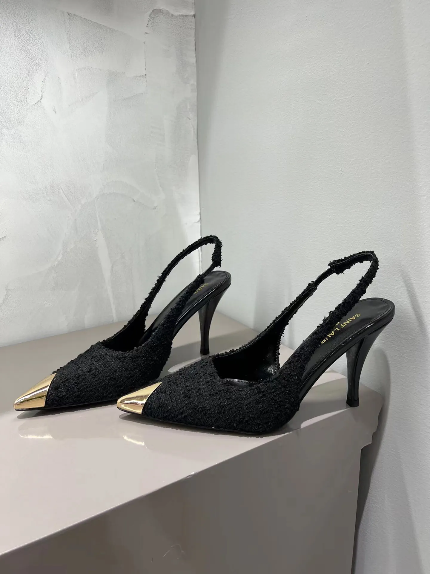 👟👟Ex-factory price 480👟👟 YSL Saint Laurent's new beautiful chain metal pointed-toe high heels. Original purchase. Really a stunner for women. Material: Customized woolen/imported Yangjing upper, original hardware molding, foot pad sheepskin, Italian genuine leather outsole. Heel height: 9cm. Available in two colors: silver chain and gold chain. Sizes: 35–39 (40 is custom-made and non-refundable)